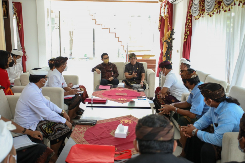 Bupati Giri Prasta Terima Audiensi Panitia Karya Panca Wali Krama Pura Uluwatu